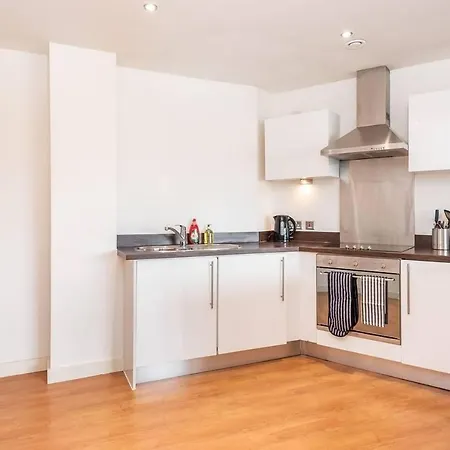 Light And Bright 1br Close To Station Leeds (West Yorkshire)